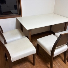 ダイニングテーブルの画像