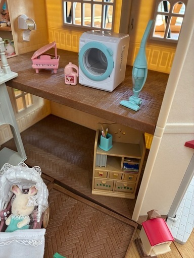 赤い屋根の大きなお家  屋根裏はひみつのお部屋