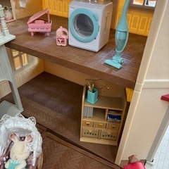 赤い屋根の大きなお家  屋根裏はひみつのお部屋の画像