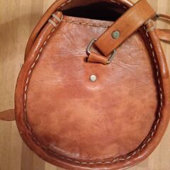 バリ島　本皮　ショルダーバック　筒状　の画像