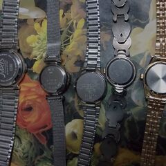 ゴージャスな女性用腕時計！５点セットのお譲りです、保管品にて御使用に際し、電池交換お願い致します。の画像