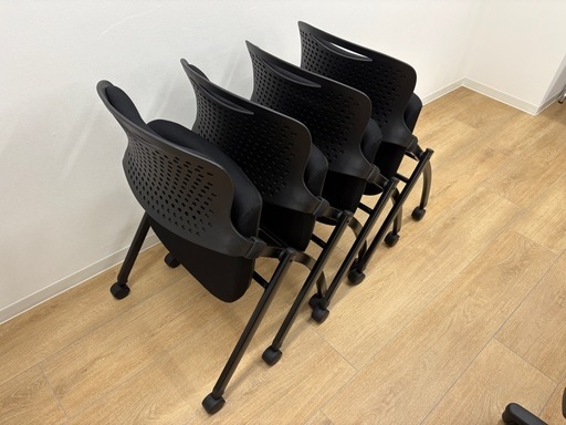 ◎未使用・新同品◎購入価格¥47,160（2025.11購入）◎チェア4脚セット【カグクロ】◎平行スタッキング可能！