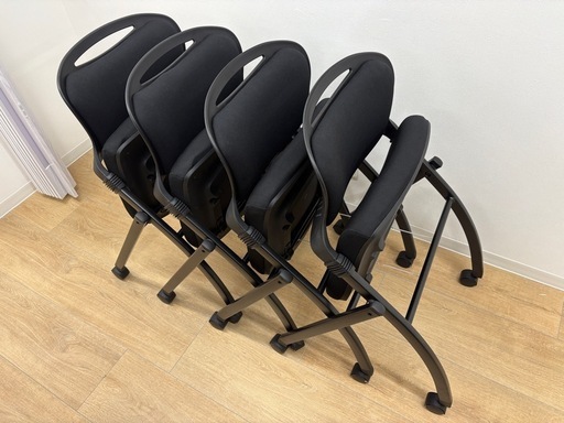 ◎未使用・新同品◎購入価格¥47,160（2025.11購入）◎チェア4脚セット【カグクロ】◎平行スタッキング可能！