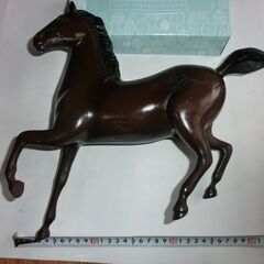 ③🔵馬干支（来年干支の鉄製の馬、重いです）🔵テイシュ大きさ比較用◍濃い茶系色、躍動感あり、縁起物、画像参照、★お手数をおかけしますプロフィール必読ですの画像