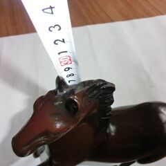 ③🔵馬干支（来年干支の鉄製の馬、重いです）🔵テイシュ大きさ比較用◍濃い茶系色、躍動感あり、縁起物、画像参照、★お手数をおかけしますプロフィール必読ですの画像