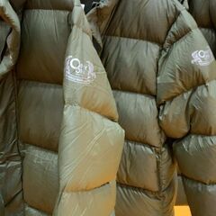 モスグリーンのダウンコート