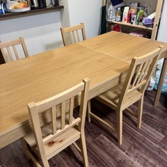 IKEAの伸長式ダイニングテーブルセットの画像