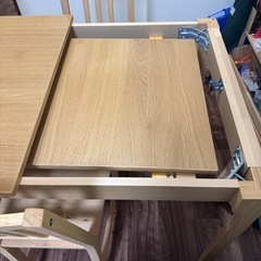 IKEAの伸長式ダイニングテーブルセットの画像