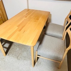 ダイニングテーブルの画像