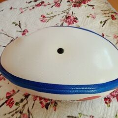 おもちゃのラグビーボールの画像