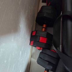 筋トレ用ベンチ、ダンベルの画像