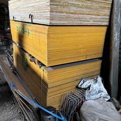 型枠大工　資材　コンパネ　ベニヤ　木材
の画像