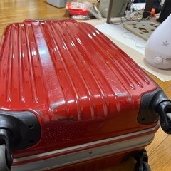 赤いスーツケースの画像