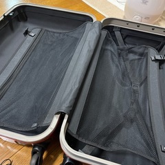 赤いスーツケースの画像