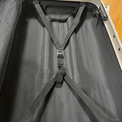 赤いスーツケースの画像