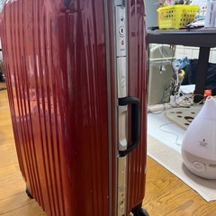 赤いスーツケースの画像