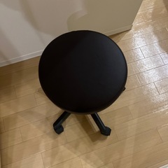 ローラー付きの椅子【美品】の画像