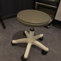 丸イス  ネイルサロンの画像