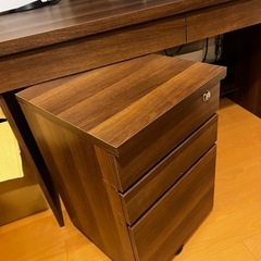 LOWYA作業デスク※梱包無しで部屋まで取りに来ていただける方にお譲りしますの画像