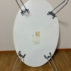 楕円型テーブルの画像