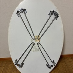 楕円型テーブルの画像