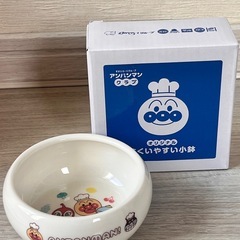 アンパンマンの小鉢とハンカチセット　おまけの小物入れ(お菓子ケース)付きの画像