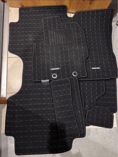 【数日間のみ使用】TOYOTA　シエンタ（ハイブリッド）　純正フロアマット　3列シート　1台分
