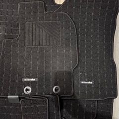 【数日間のみ使用】TOYOTA　シエンタ（ハイブリッド）　純正フロアマット　3列シート　1台分の画像