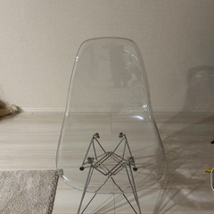 丸テーブルとイスの画像