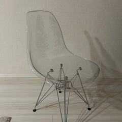 丸テーブルとイスの画像