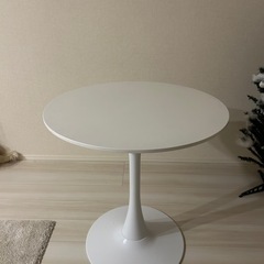 丸テーブルとイスの画像