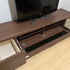 テレビボードとテレビの画像