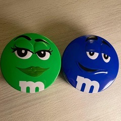 M&M'sの缶を探しています！