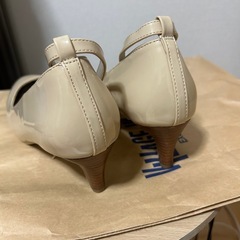 【1/31まで】grove エナメルパンプス 24.5cm ベージュの画像
