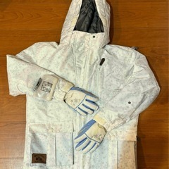 女の子ボードスキーウェア　150cm上下+手袋&リフト券ケース付きの画像