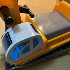 ショベルカー　乗用車　玩具　足蹴り　乗用　4輪　室内の画像