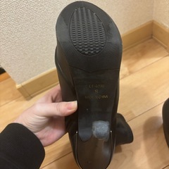 ブラックジッパー付きショートブーツ 高ヒールの画像