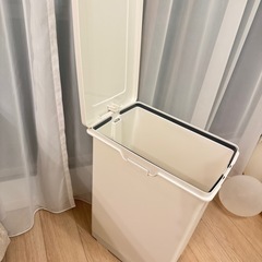 ペダル式ゴミ箱の画像