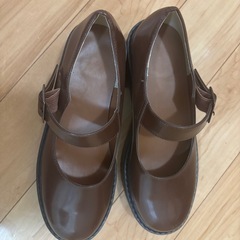 ブラウン厚底ローファー 靴の画像