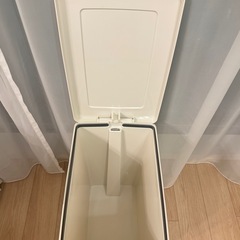 ペダル式ゴミ箱の画像