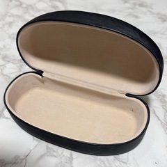 🤍サングラスケースの画像