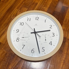時計 と 椅子の画像
