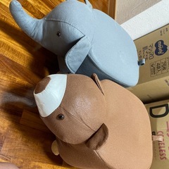 時計 と 椅子の画像