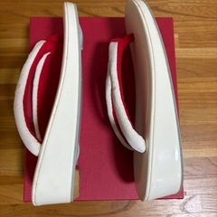 草履 Mサイズ 18cm 和装 白×赤 刺繍 鼻緒 1〜2回使用 美品の画像