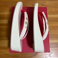 草履 Mサイズ 18cm 和装 白×赤 刺繍 鼻緒 1〜2回使用 美品の画像