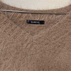 SUREVE ベージュ Vネックニット Mの画像