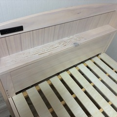 【500円/12月15日最終期限】棚・コンセント付きシン グルベッドフレーム（すのこ）運び出し可能な方の画像