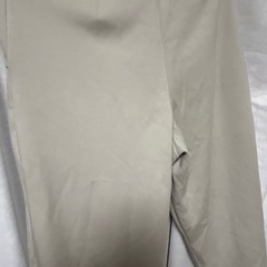 ベージュのパンツの画像