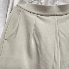 ベージュのパンツの画像