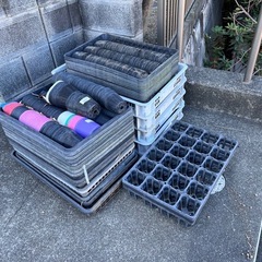 農作業で使っていたトレイ多数の画像